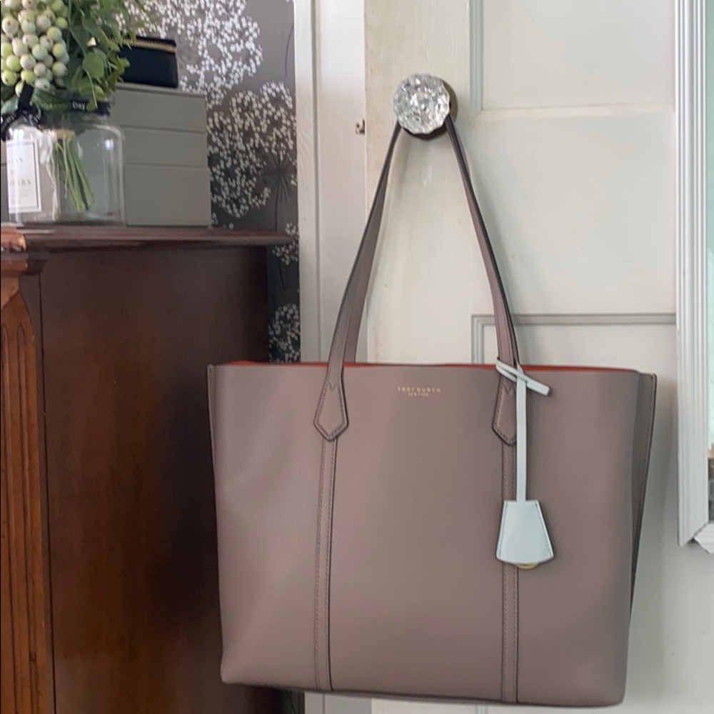 Like new! Tory Burch Triple Compartment Perry Tote
